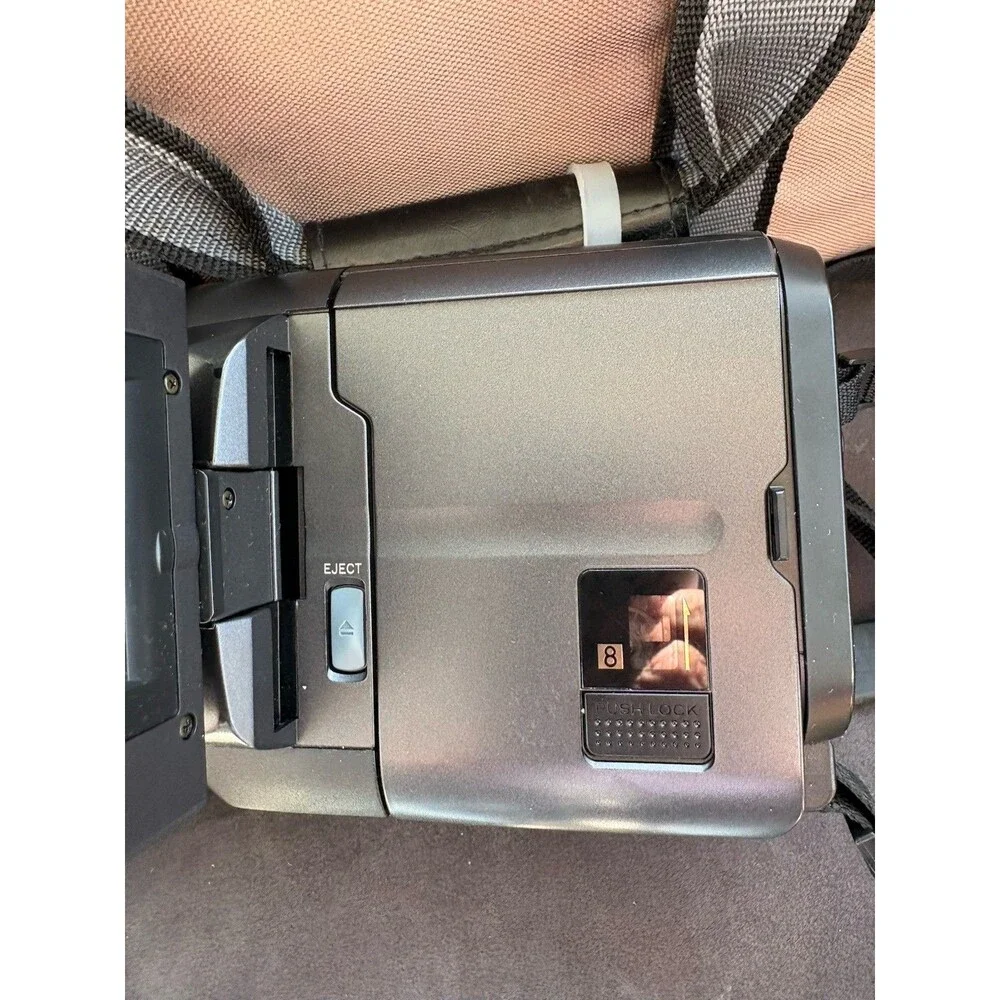Hitachi VM-E625LA 8mm Video Camcorder Camescope 24x Zoom Color LCDScreen Bundle